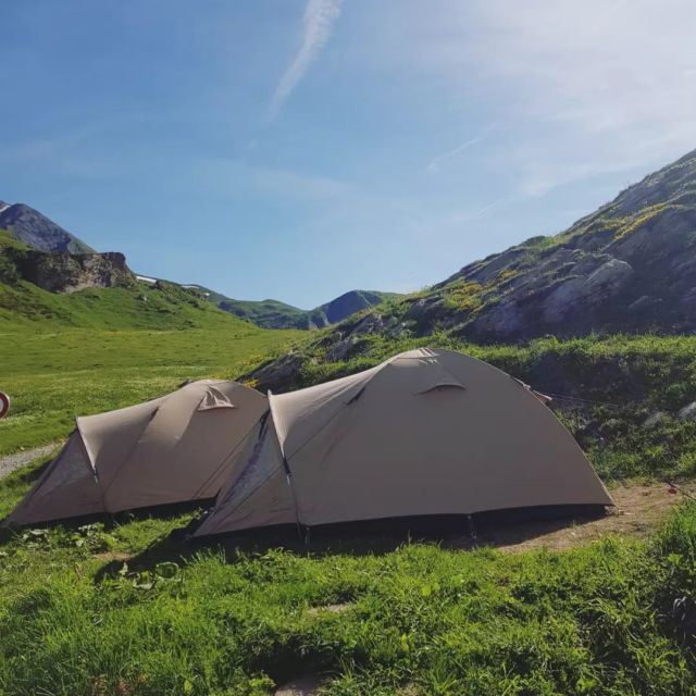 Nouvelle saison ➡️ nouvelles tentes mais toujours autant de confort à l'intérieur !

#bivouac #refuge #beaufortain #alpages #roselend #camping #gta #tourdubeaufortain

@arechesbeaufort 
@hexatrek 
@grandetraverseedesalpes